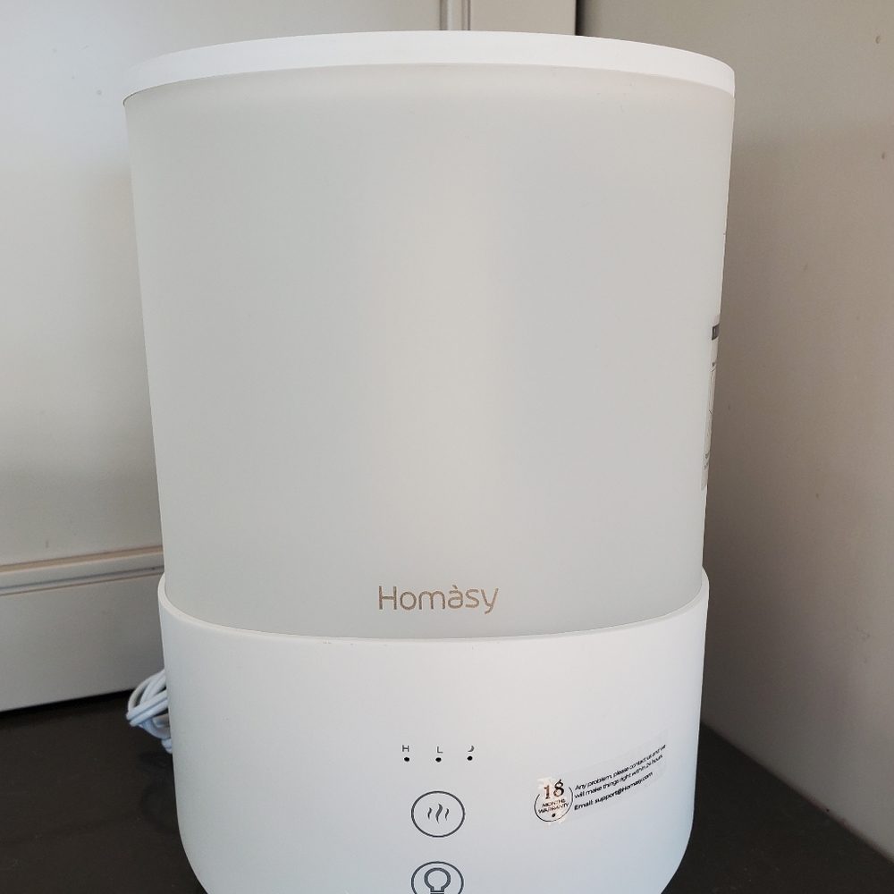 Like new 2.5L humidifier with night light and sleep mode and uses essential oils